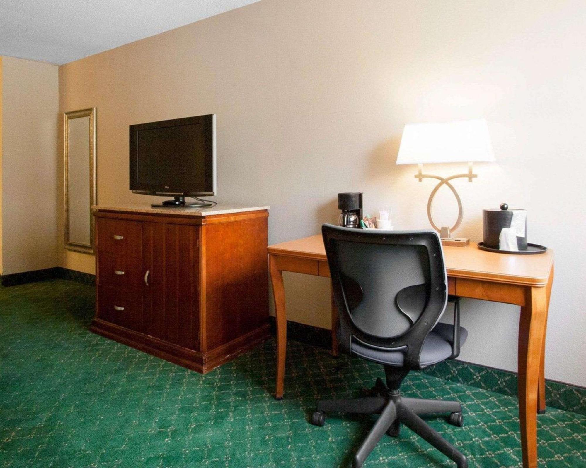Quality Inn Cairo I-57 Bagian luar foto